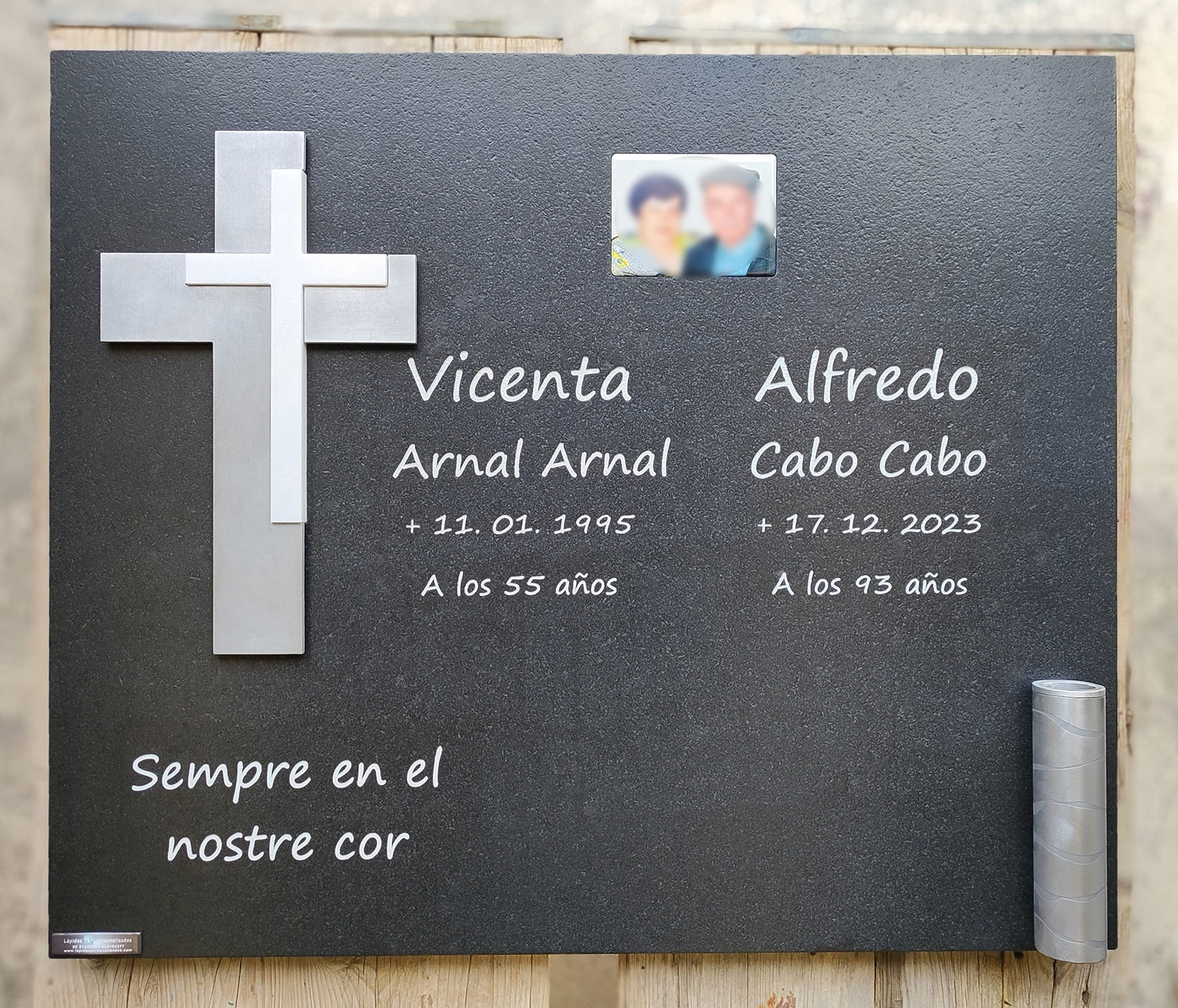 Lápida de diseño con incrustaciones