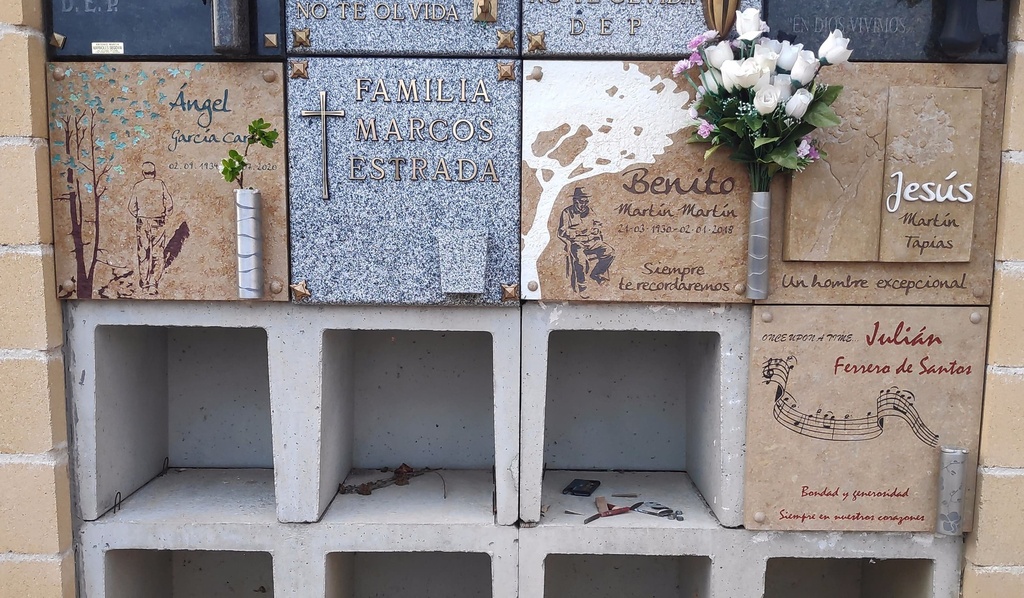 Grupo de Lápidas Grabadas