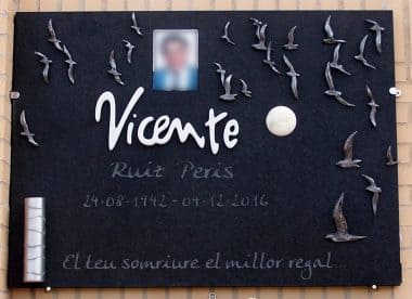 [LAP-SEN-028] Lápida de las Aves 380X276 (1)